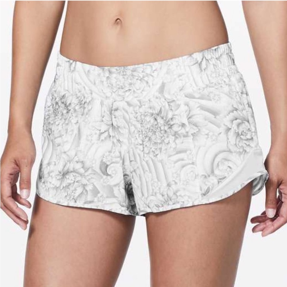 Lululemon Hotty Hot Short Low-Rise 2.5" size 10 - White Multi Flowers